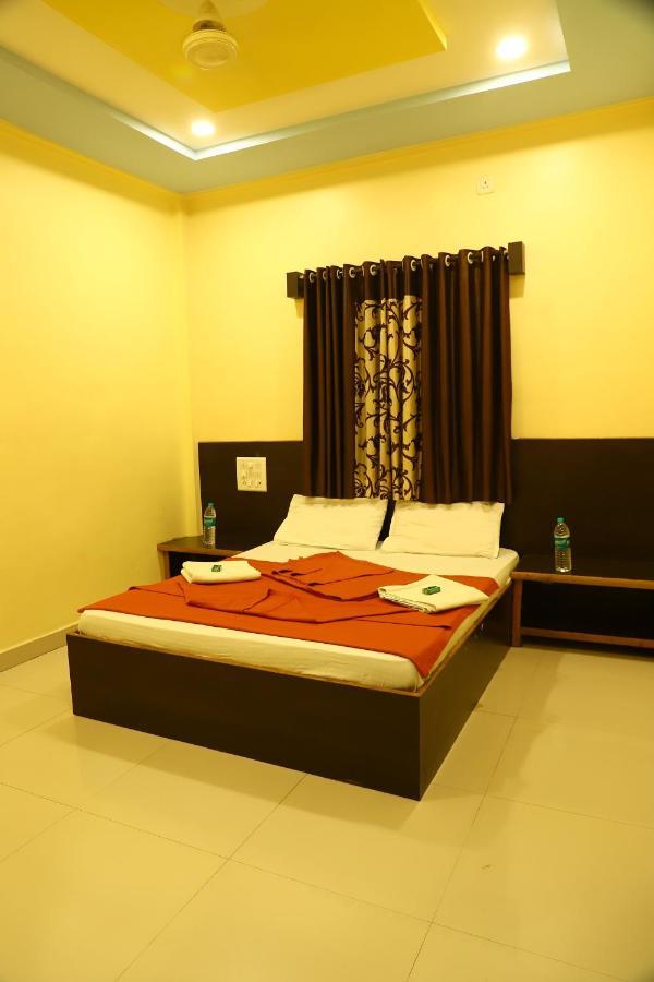 Sai Madhavi Palace Hotel เชอร์ดี ภายนอก รูปภาพ